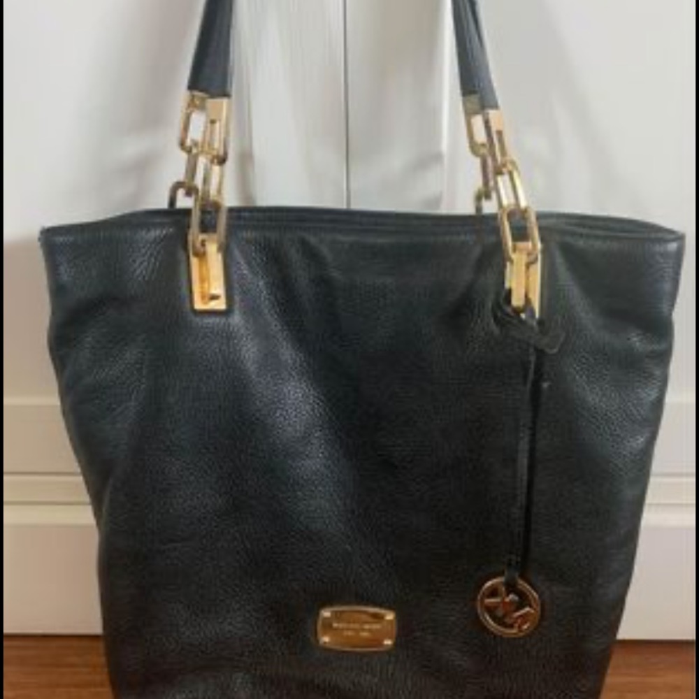 This Muchael Kors purse is in wonderful condition.